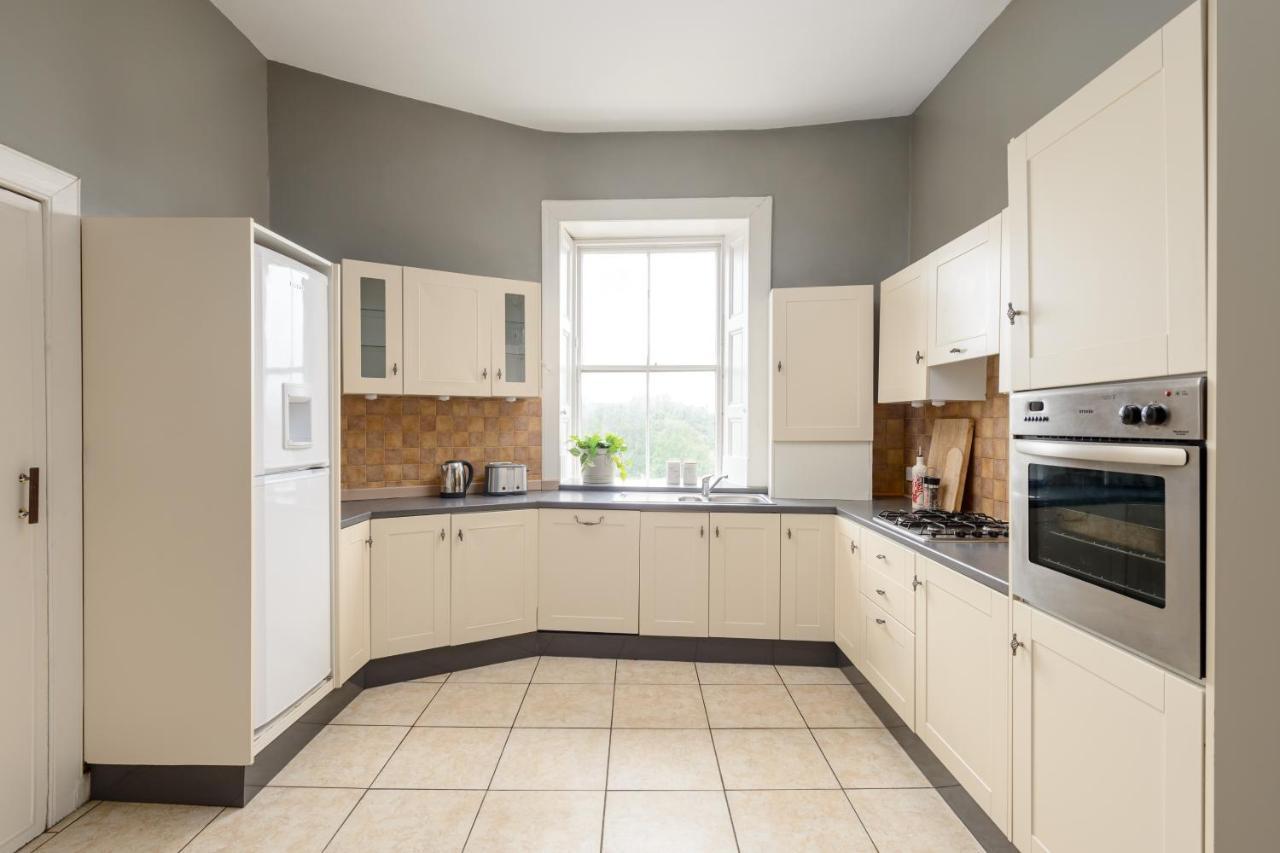 2 Bed Old Town Apartment - Next To Castle EDI Eksteriør billede